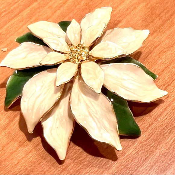 Poinsettia Brooch / Pin, Cream Color Swirled Enamel Gold Tone Christmas, Holiday - Picture 3 of 9